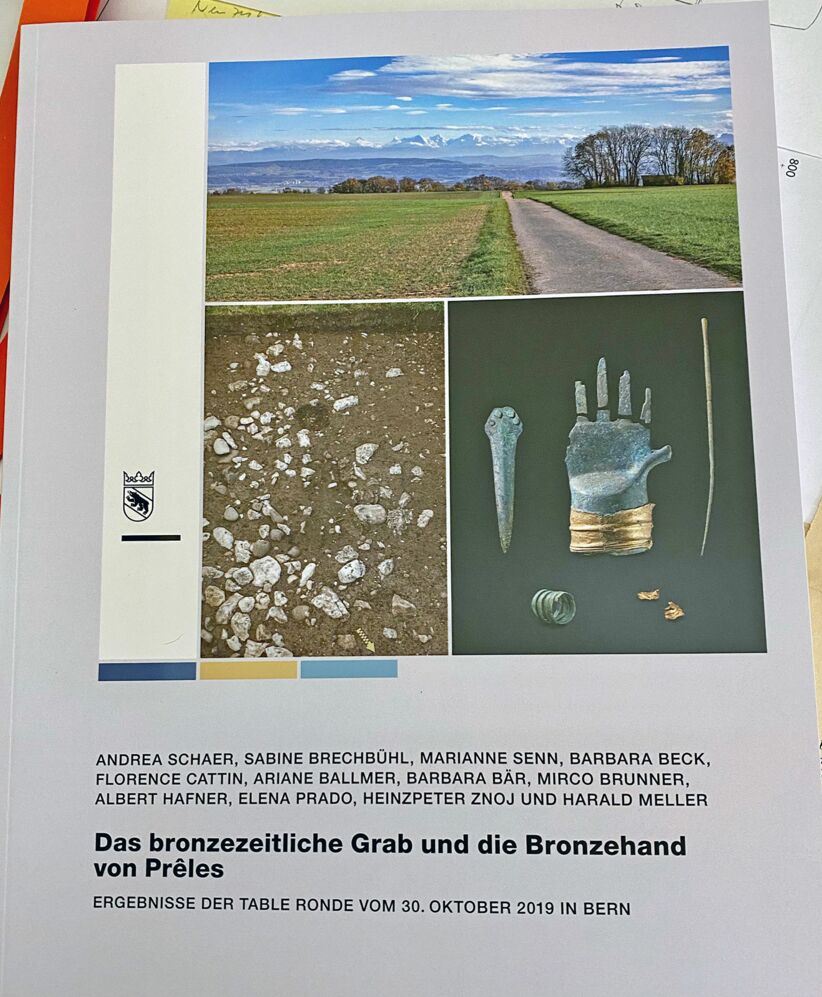 Fotografie des Buches: Das bronzezeitliche Grab und die Bronzehand von Préles.